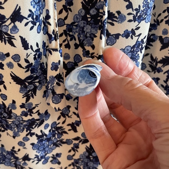 Tabitha Webb  Semi-sheer Sleeveless Delft Blue and Cream Flowered Top  Sz L - Picture 4 of 10